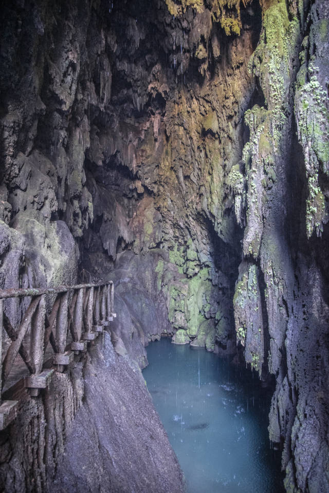 Zaragoza - Nuévalos 35 - monasterio de Piedra - gruta Iris.jpg